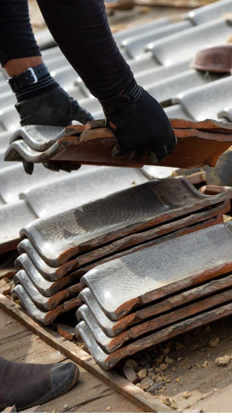 屋根工事、屋根塗装、瓦修理なら無料診断もできる甲賀市にある平井瓦店にお任せください。